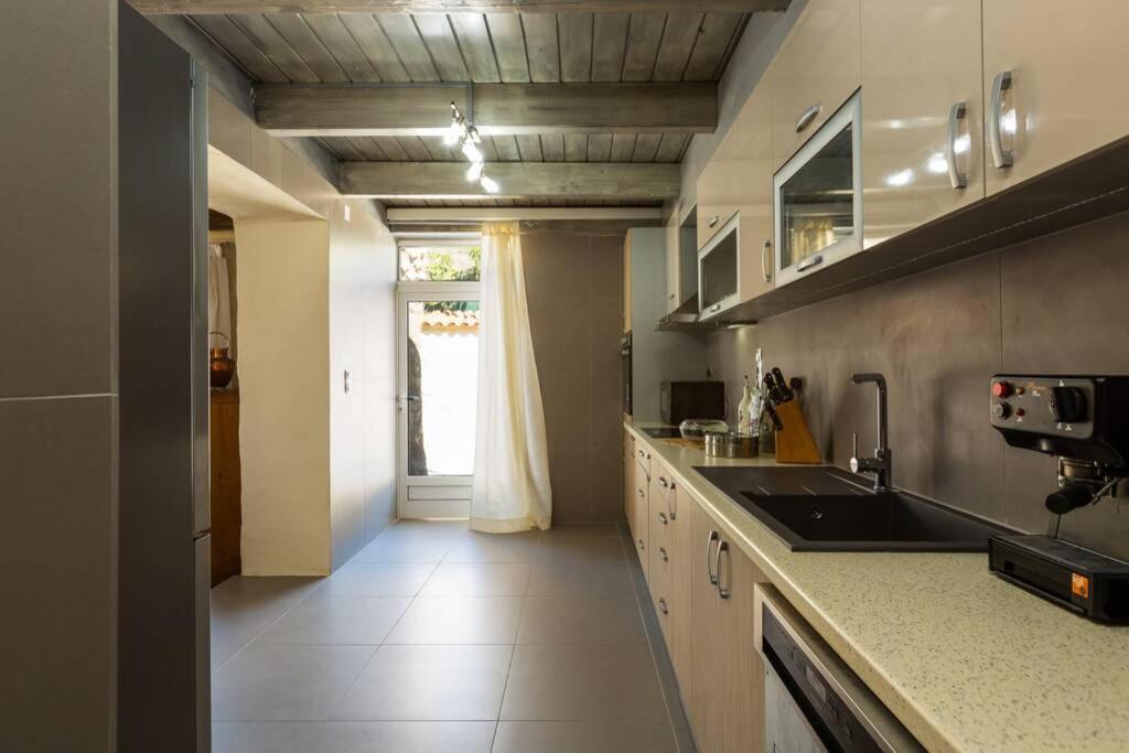 Villa Proto Helidoni - A Cozy Beachfront Villa Petres  Exterior foto
